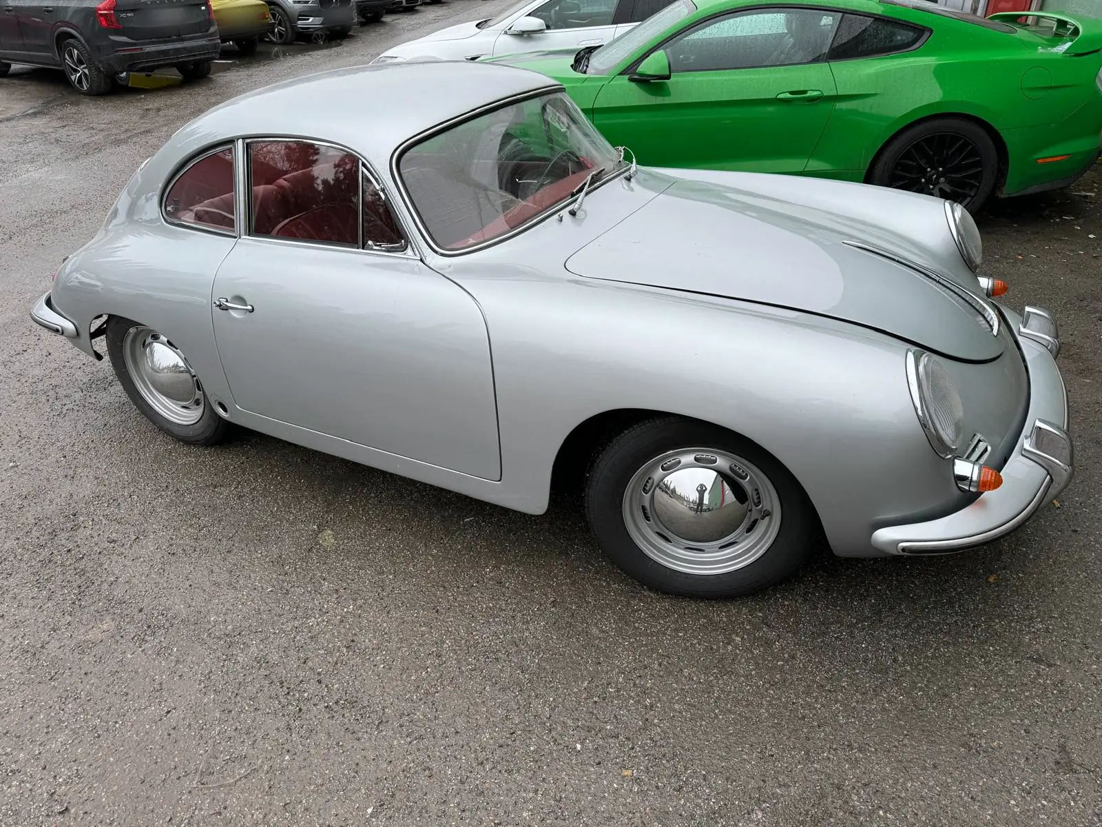Klassisk Porsche utanför verkstaden