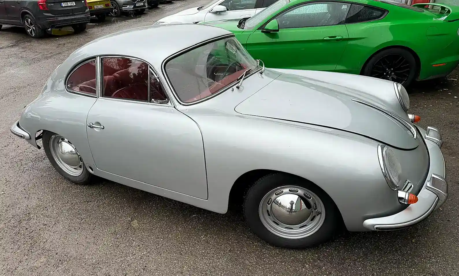 Klassisk Porsche utanför verkstaden